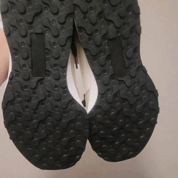 Womens JUICY COUTURE New In Box Tan And WHITE Sneakera - Picture 3 of 8